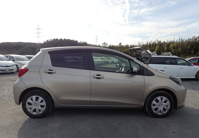 TOYOTA VITZ F 2015
