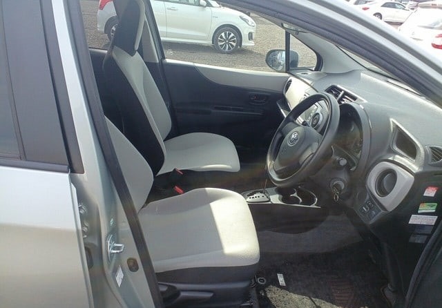 TOYOTA VITZ F 2011