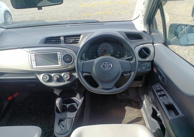 TOYOTA VITZ F 2011