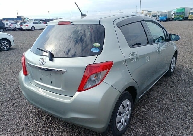 TOYOTA VITZ F 2011