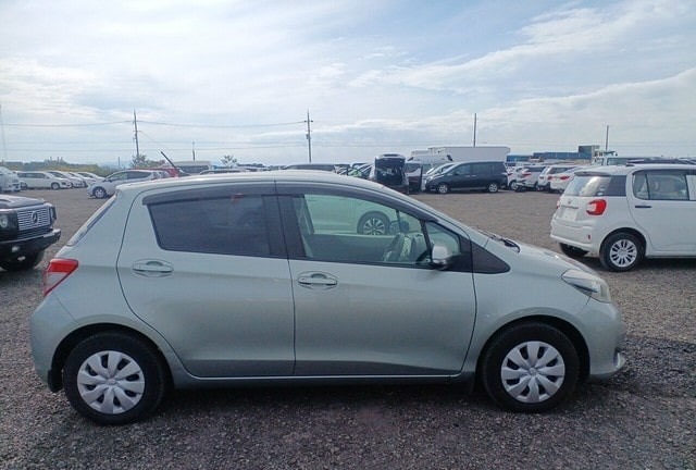 TOYOTA VITZ F 2011