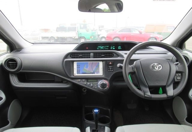 TOYOTA Aqua 2012
