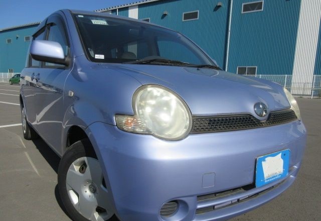 TOYOTA Sienta 2004