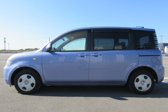 TOYOTA Sienta 2004