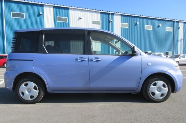TOYOTA Sienta 2004