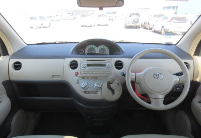 TOYOTA Sienta 2004