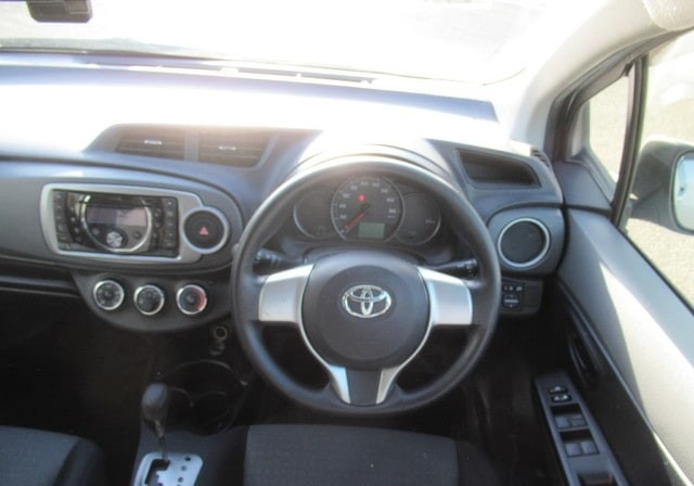 TOYOTA VITZ F SMILE EDITION 2012