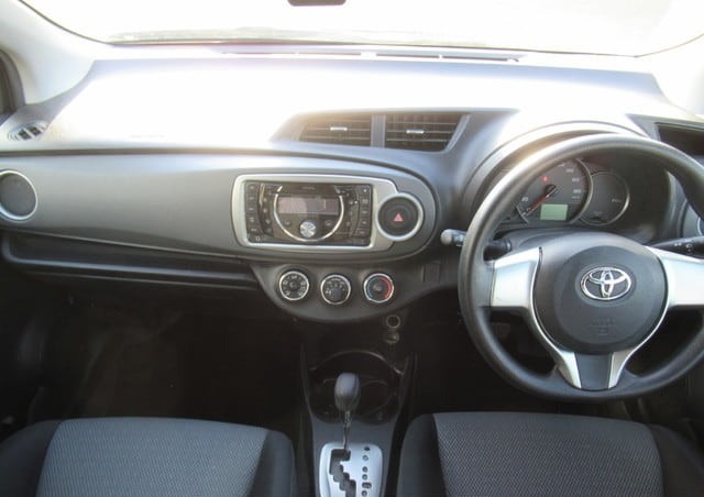 TOYOTA VITZ F SMILE EDITION 2012