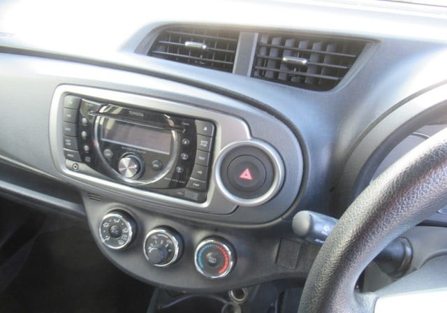 TOYOTA VITZ F SMILE EDITION 2012